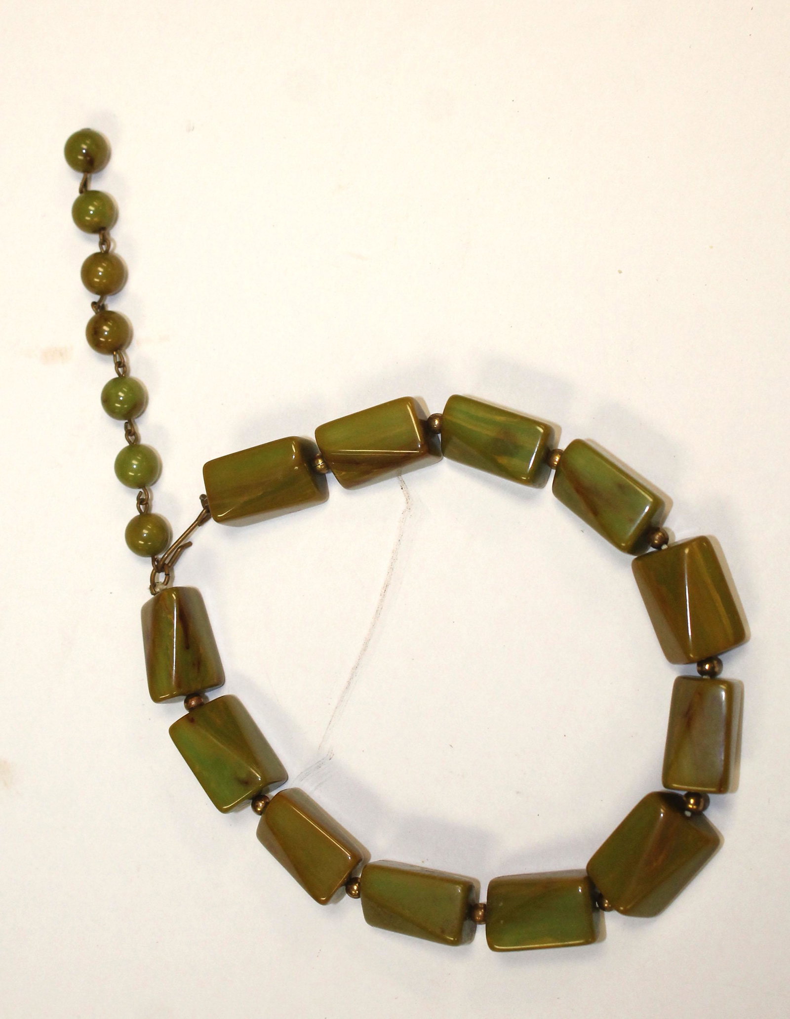 Vintage Bakelite marbled green choker necklace: Vintage Bakelite marbled green choker necklace