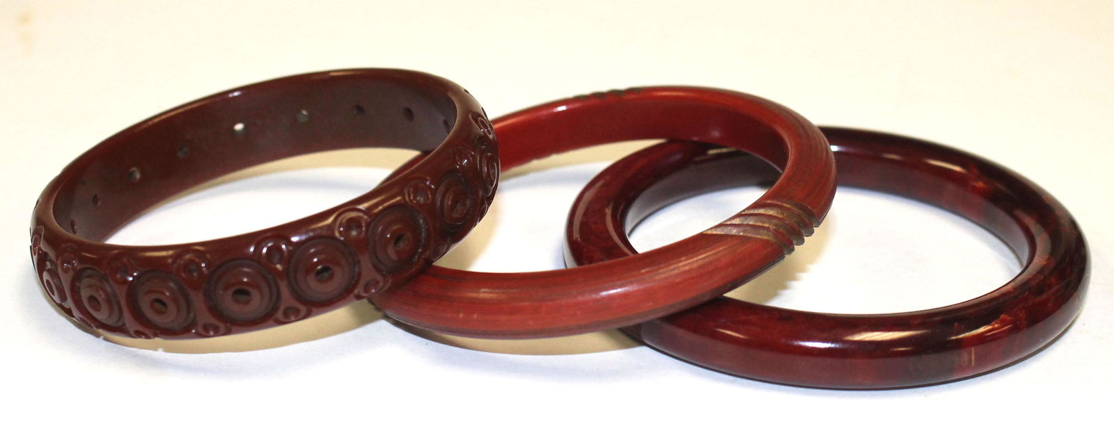 3 Vintage Bakelite bangle bracelets in carved ruby dec (1 of 4)