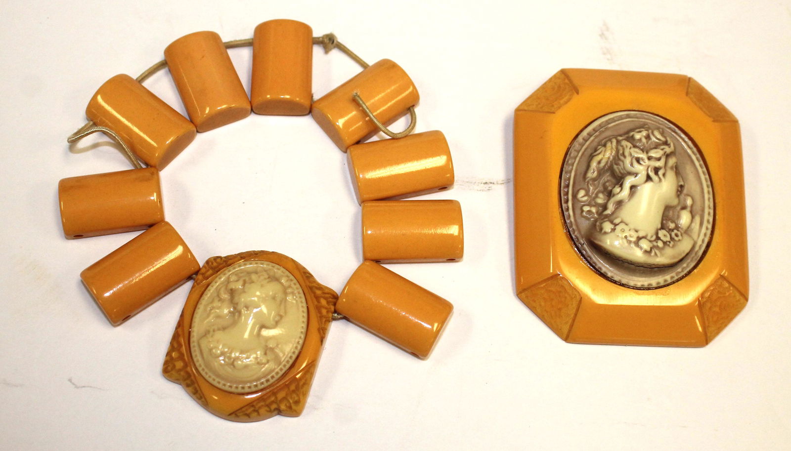Vintage Bakelite stretch bracelet & pin w matching (1 of 4)