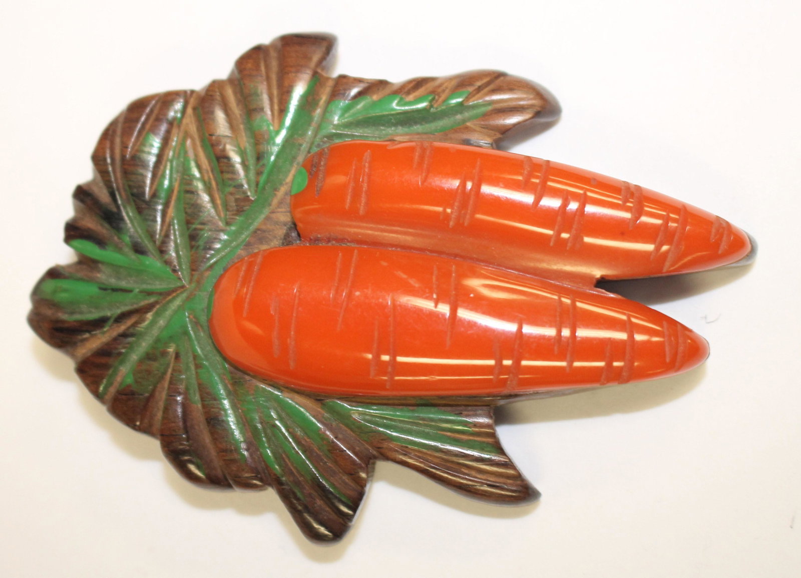 Vintage Bakelite & wooden carrots pin - 3 1/4" x 2 1/4": Vintage Bakelite & wooden carrots pin - 3 1/4" x 2 1/4"