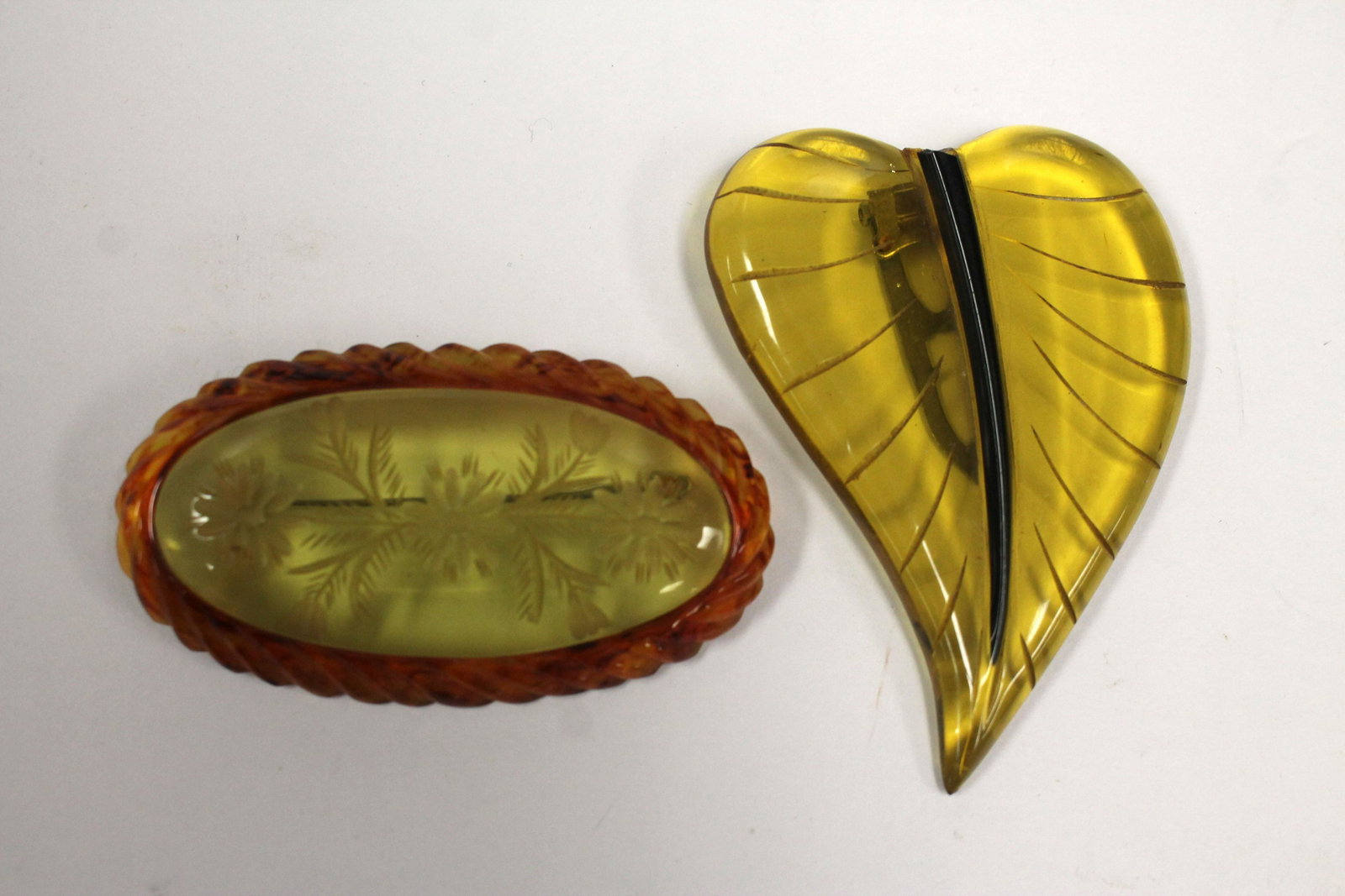 2 Vintage Bakelite apple juice items incl floral etched: 2 Vintage Bakelite apple juice items incl floral etched dec pin - 3" & heart form dress clip - 3 1/2"