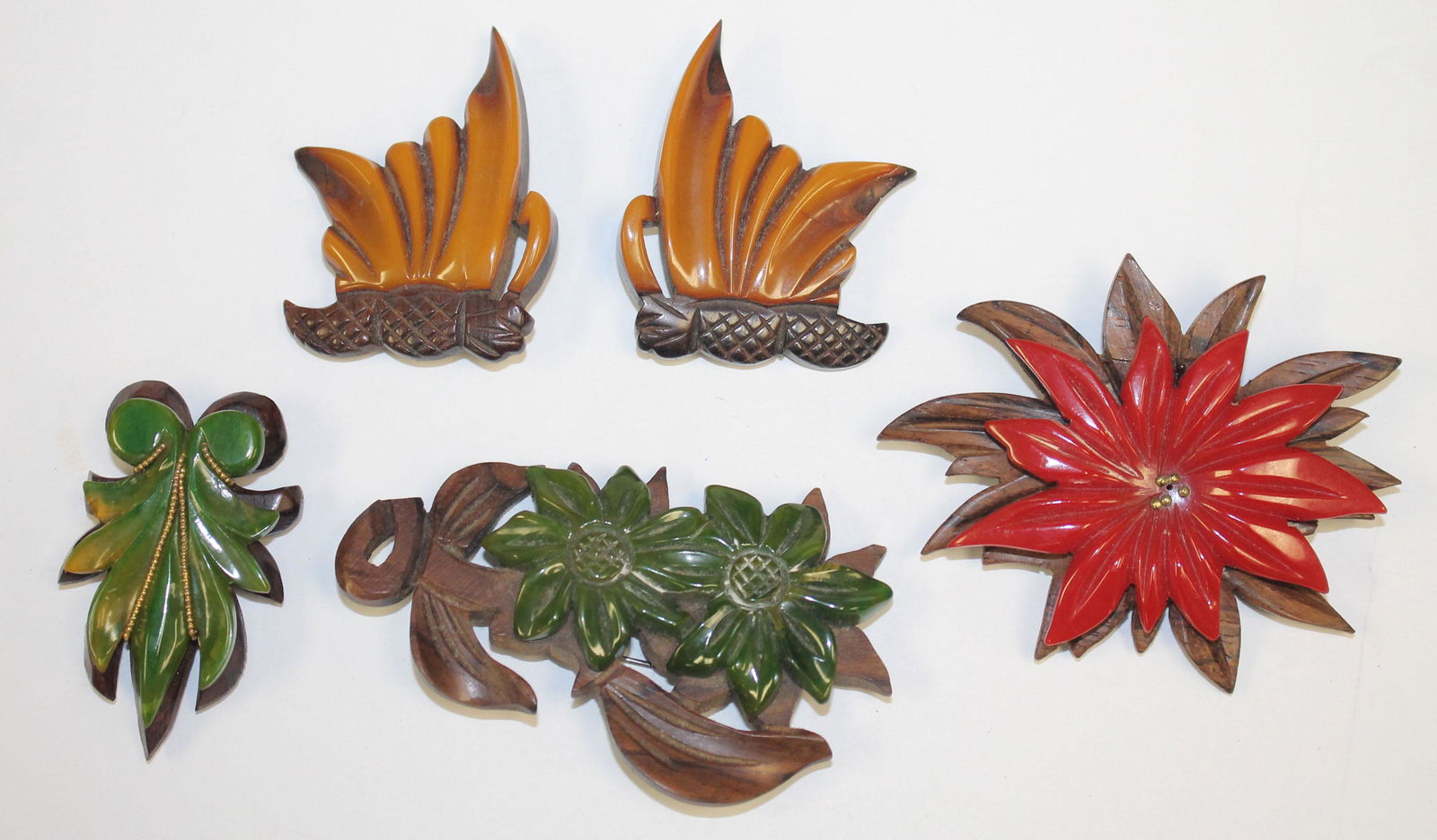 lot of 5 Vintage Bakelite & wooden carved leaf & floral (1 of 2)