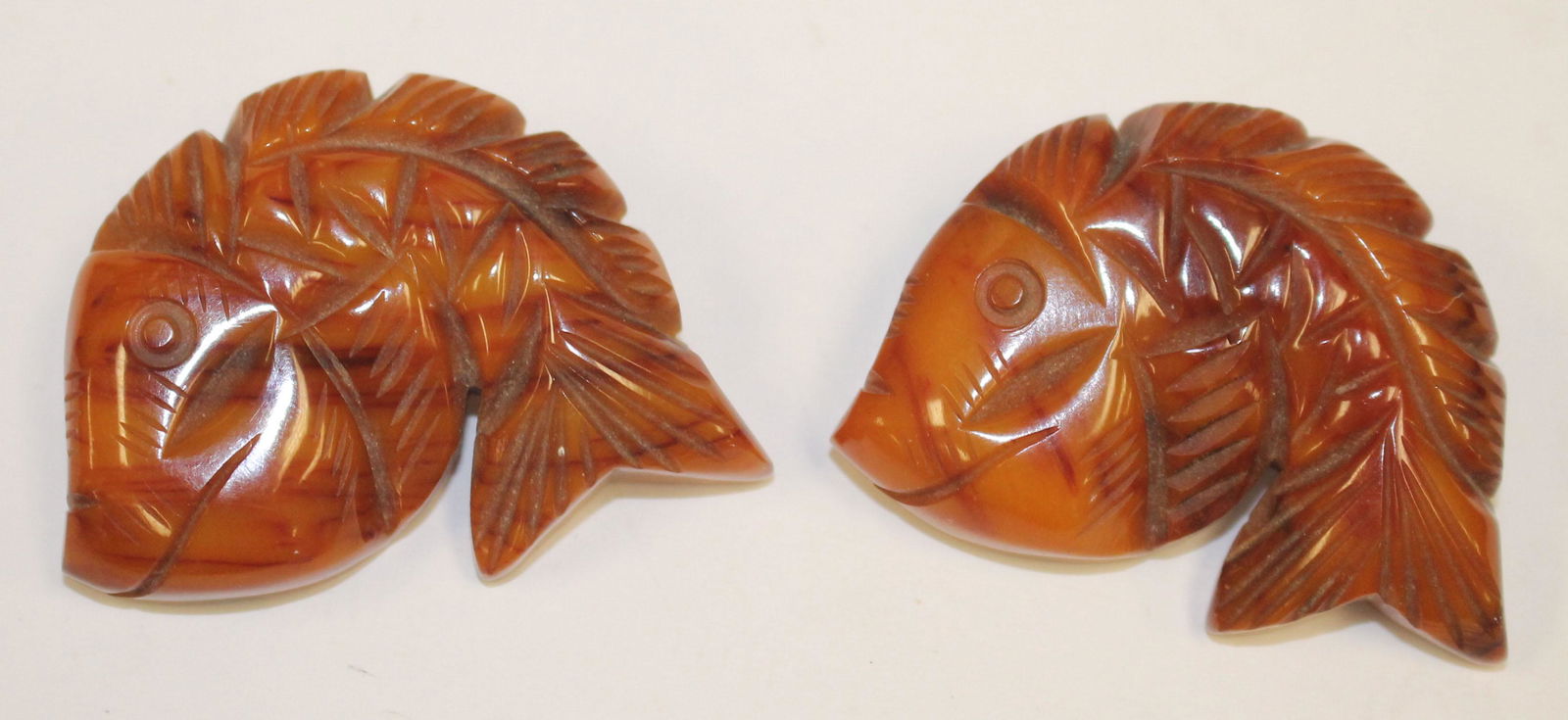 2 Vintage Bakelite peanutbutter matching fish pins - 1 (1 of 2)