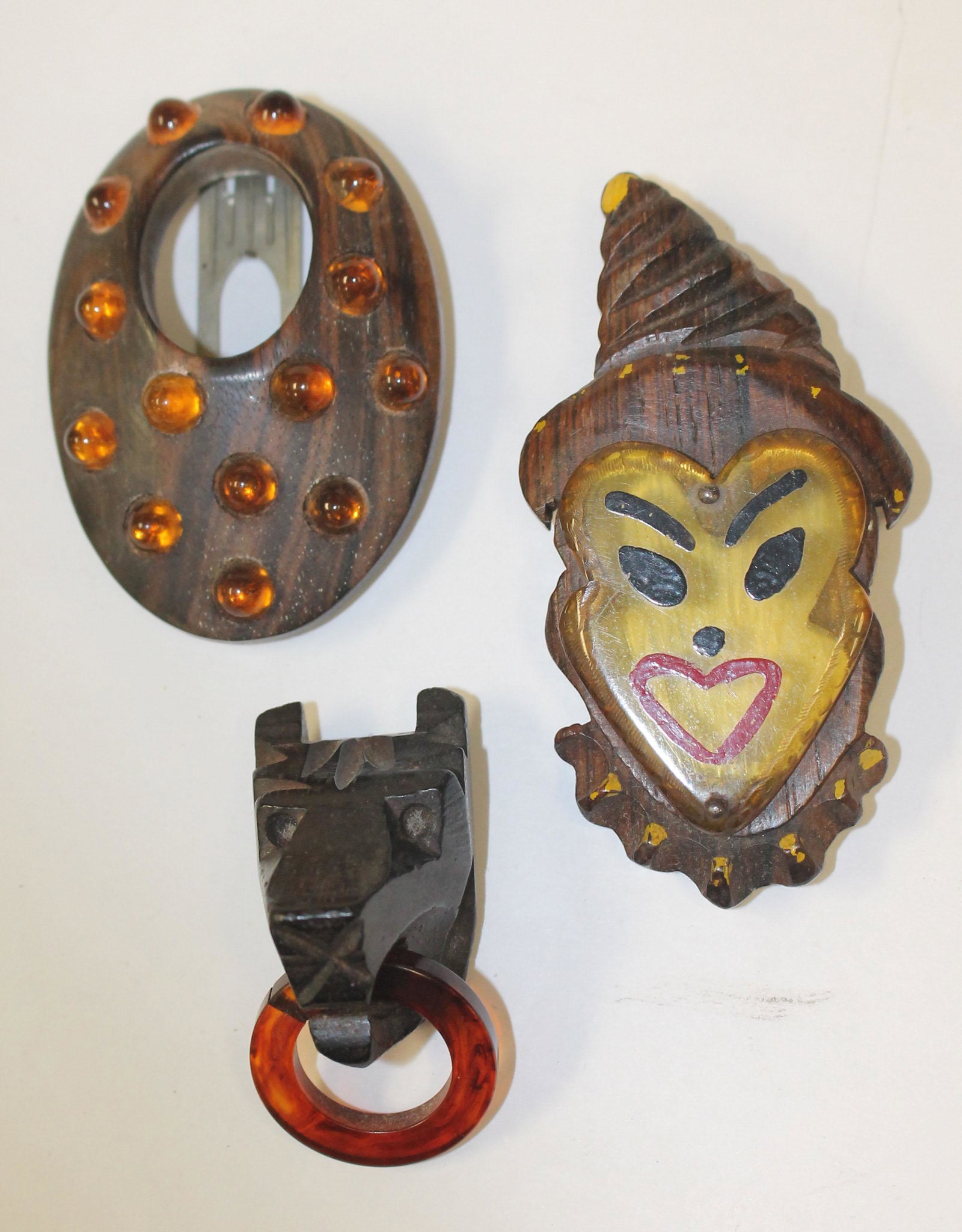 lot of 3 Vintage Bakelite & wood clips & pins incl: lot of 3 Vintage Bakelite & wood clips & pins incl clown pin, & 2 clips