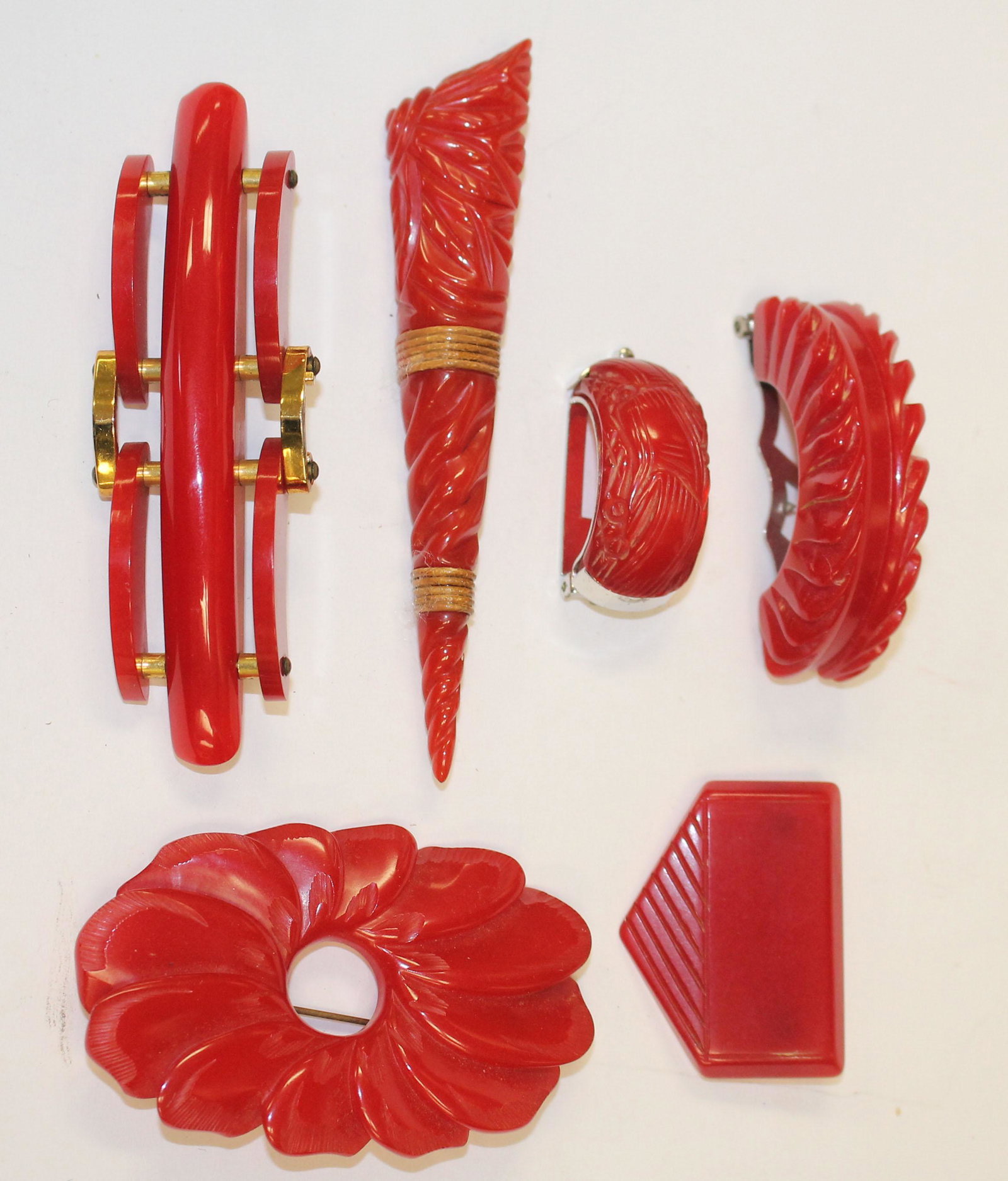lot of 6 Vintage Bakelite carved red pins & clips - 1": lot of 6 Vintage Bakelite carved red pins & clips - 1" - 4"
