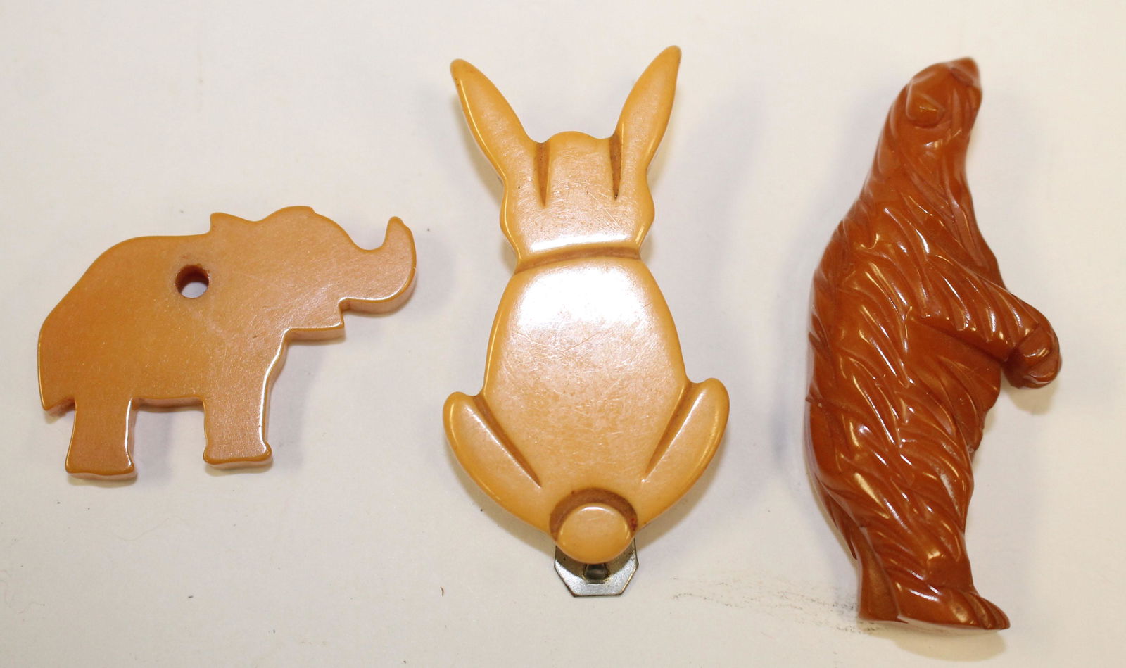 lot of 3 Vintage Bakelite items incl polar bear pin 2", (1 of 3)