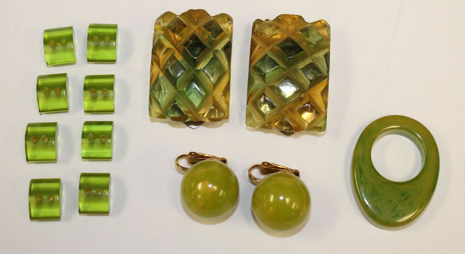 lot of Vintage Bakelite green items incl a ring, pr of (1 of 5)