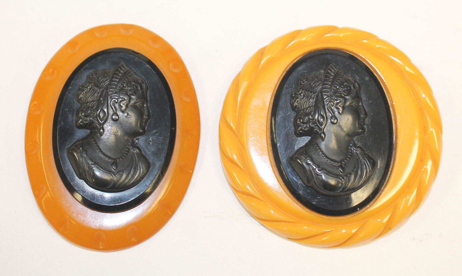 2 Vintage Bakelite cameos - ebony on butterscotch -: 2 Vintage Bakelite cameos - ebony on butterscotch - clip & pin - 2 3/4"