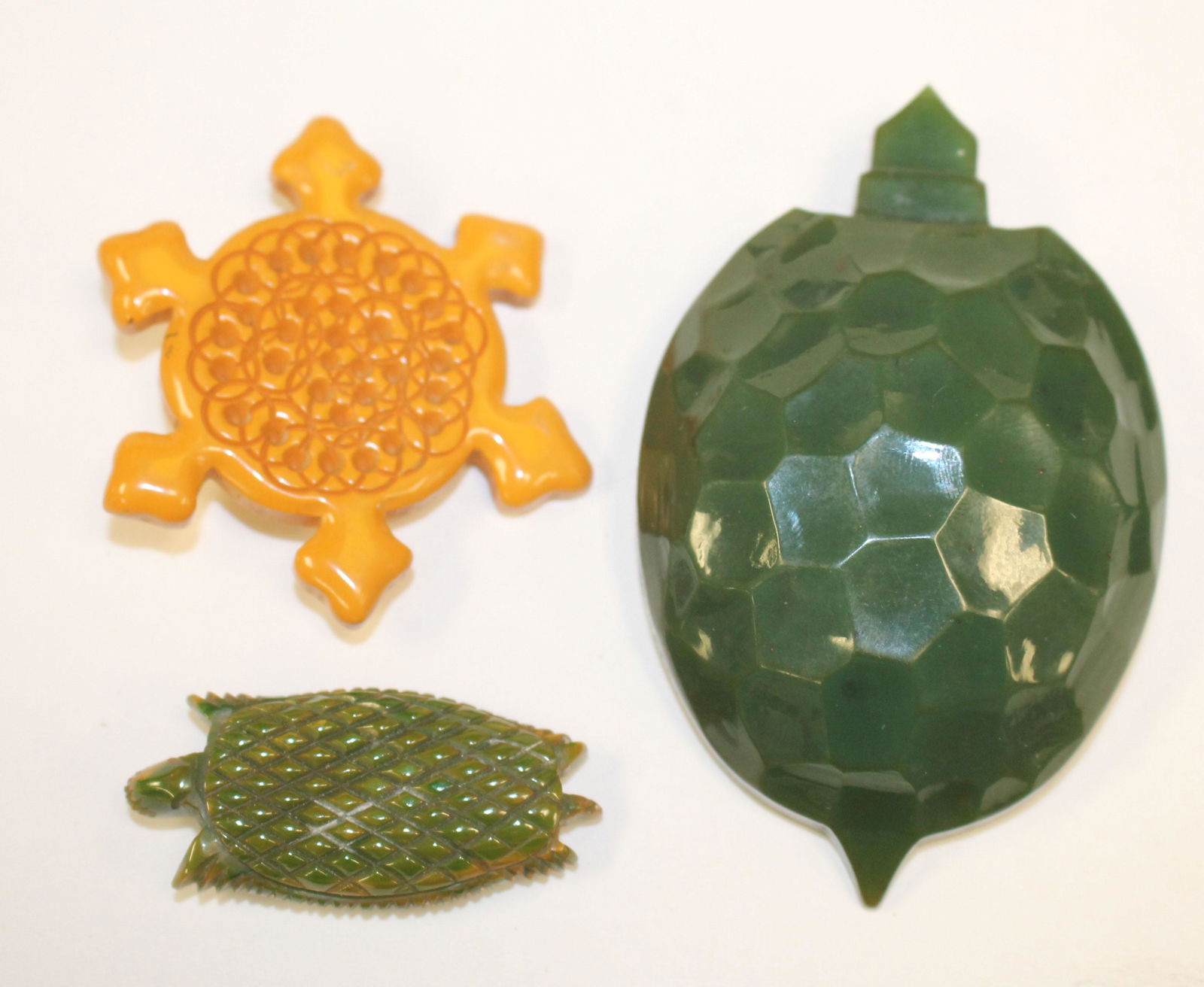 lot of 3 Vintage Bakelite carved turtle pins & clip - 1 (1 of 2)