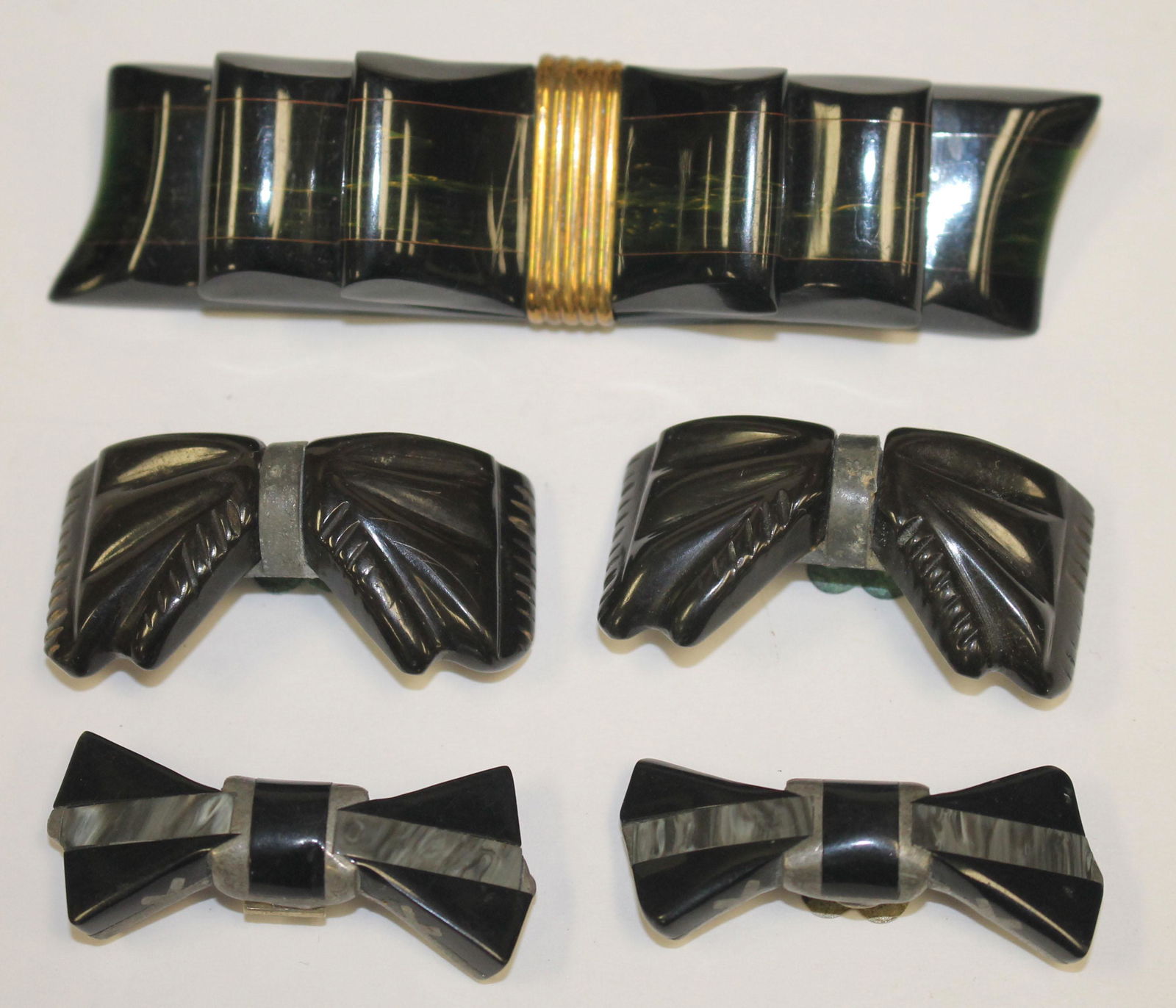 lot of 5 Vintage Bakelite ebony bow form items incl 2: lot of 5 Vintage Bakelite ebony bow form items incl 2 prs of shoe clips plis a large pin - 3 1/2" & 1 1/2"
