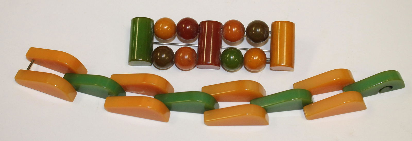 lot of 2 Vintage Bakelite items incl multi color pin - (1 of 2)