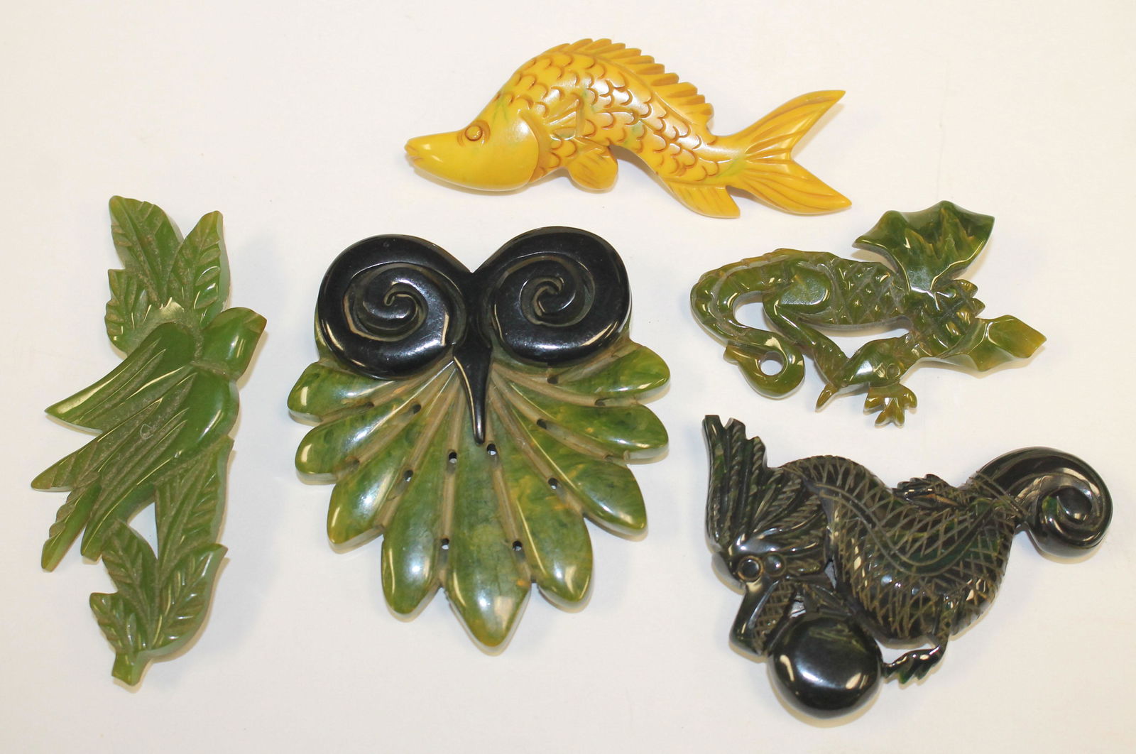 lot of 5 Vintage Bakelite clips & pins in green & (1 of 5)