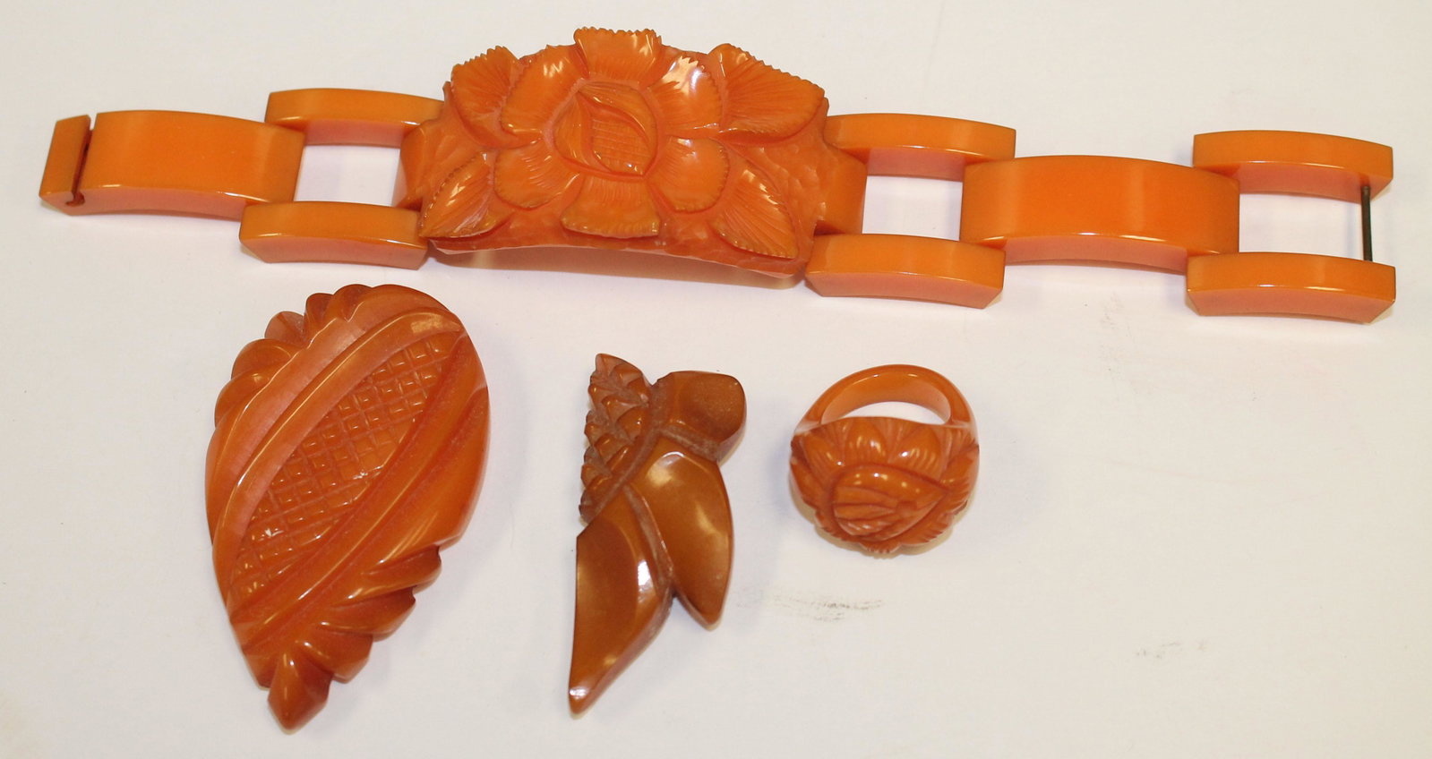 lot of 4 Vintage Bakelite in orange incl ring, bracelet: lot of 4 Vintage Bakelite in orange incl ring, bracelet & 2 clips - 7 1/4" bracelet - 2 1/2" & 2" clips