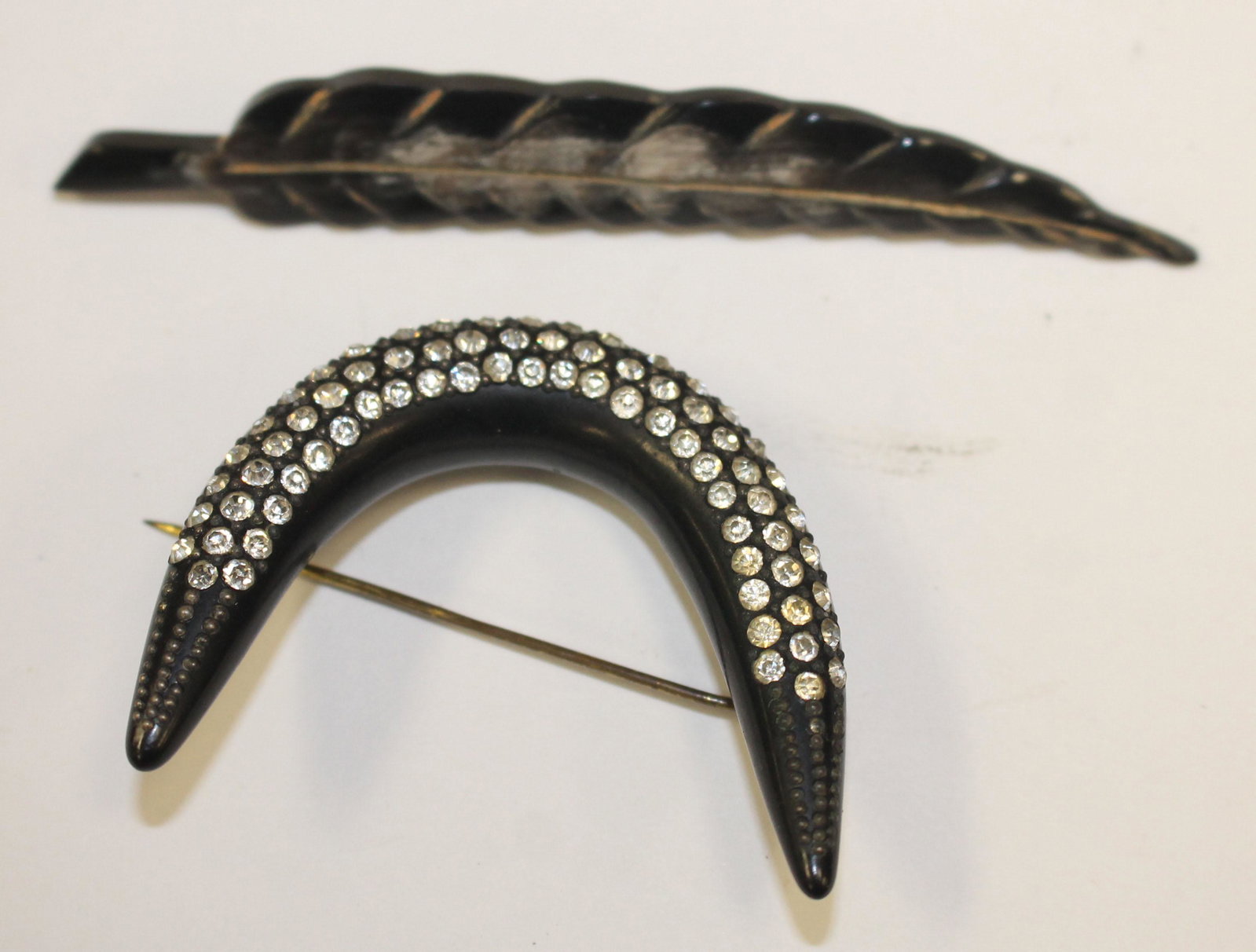 lot of 2 Vintage Bakelite pins incl boomerang form w: lot of 2 Vintage Bakelite pins incl boomerang form w rhinestone dec - 2" & feather w brished silver dec - 3 3/4"