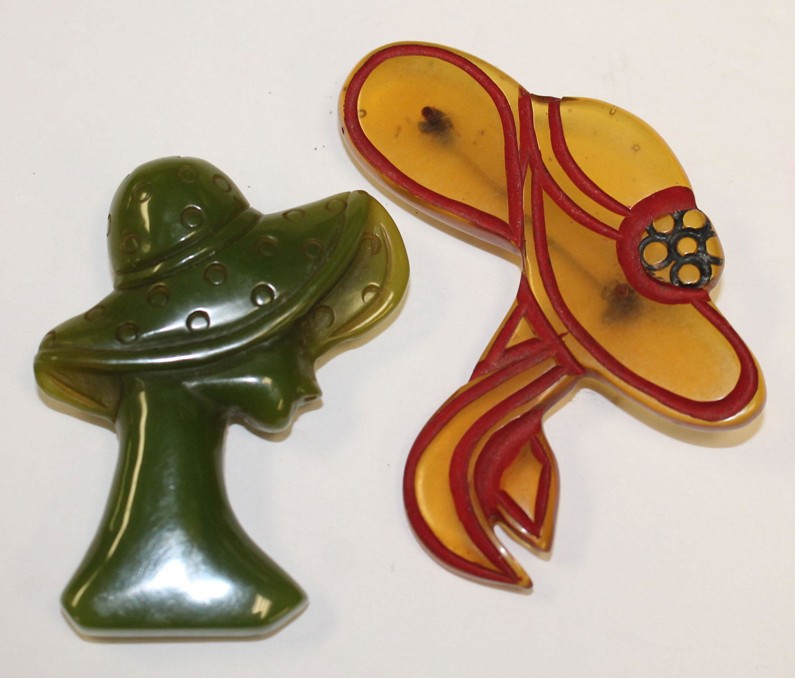 lot of 2 Bakelite or other plastic pins (1 of 4)