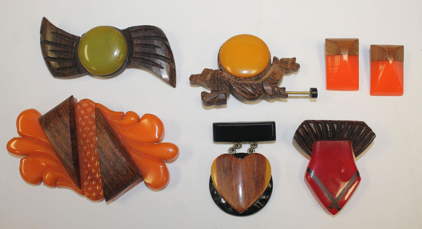 lot of 7 Vintage Bakelite & wood pins, clips & earrings (1 of 4)