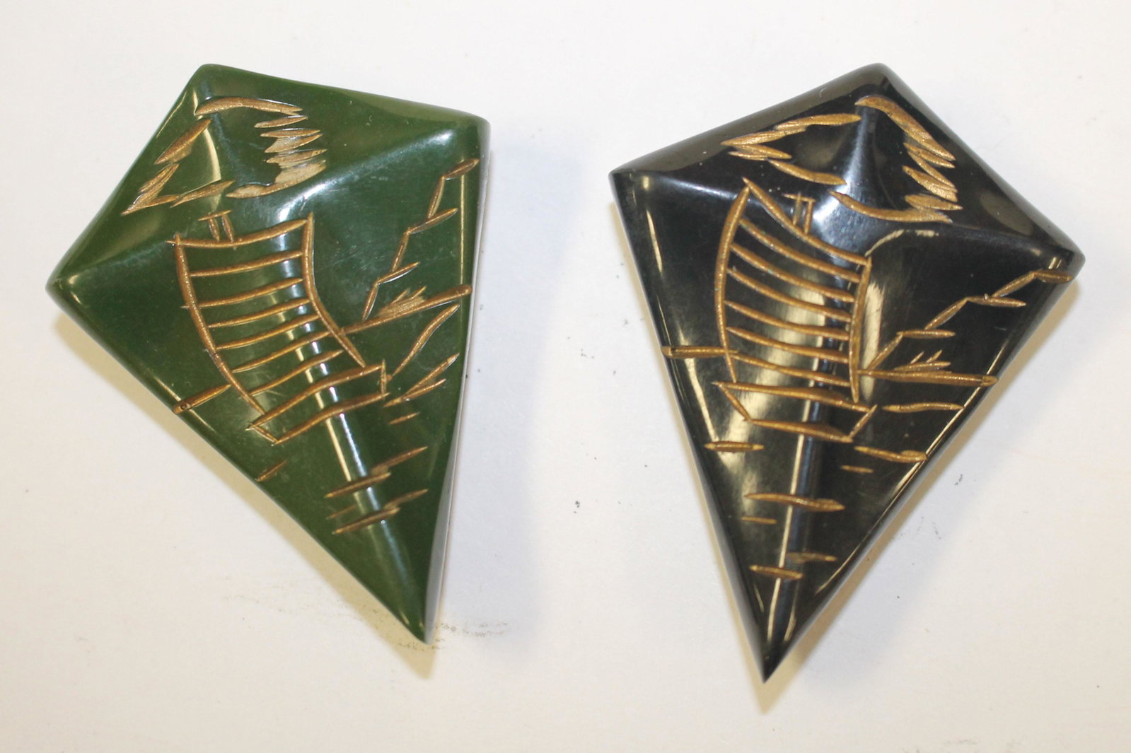 lot of 2 Vintage Bakelite clips in green & black w gold: lot of 2 Vintage Bakelite clips in green & black w gold etched sailboats dec - 2"