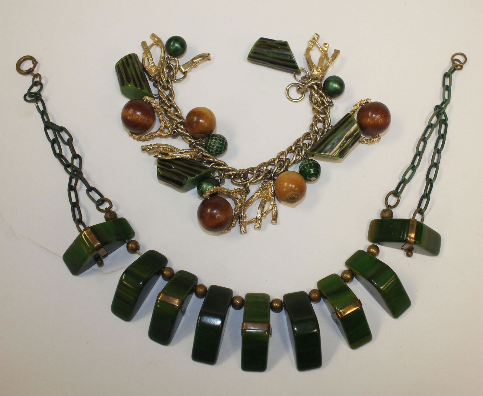 2 Vintage Bakelite items incl marbled green choker & (1 of 3)