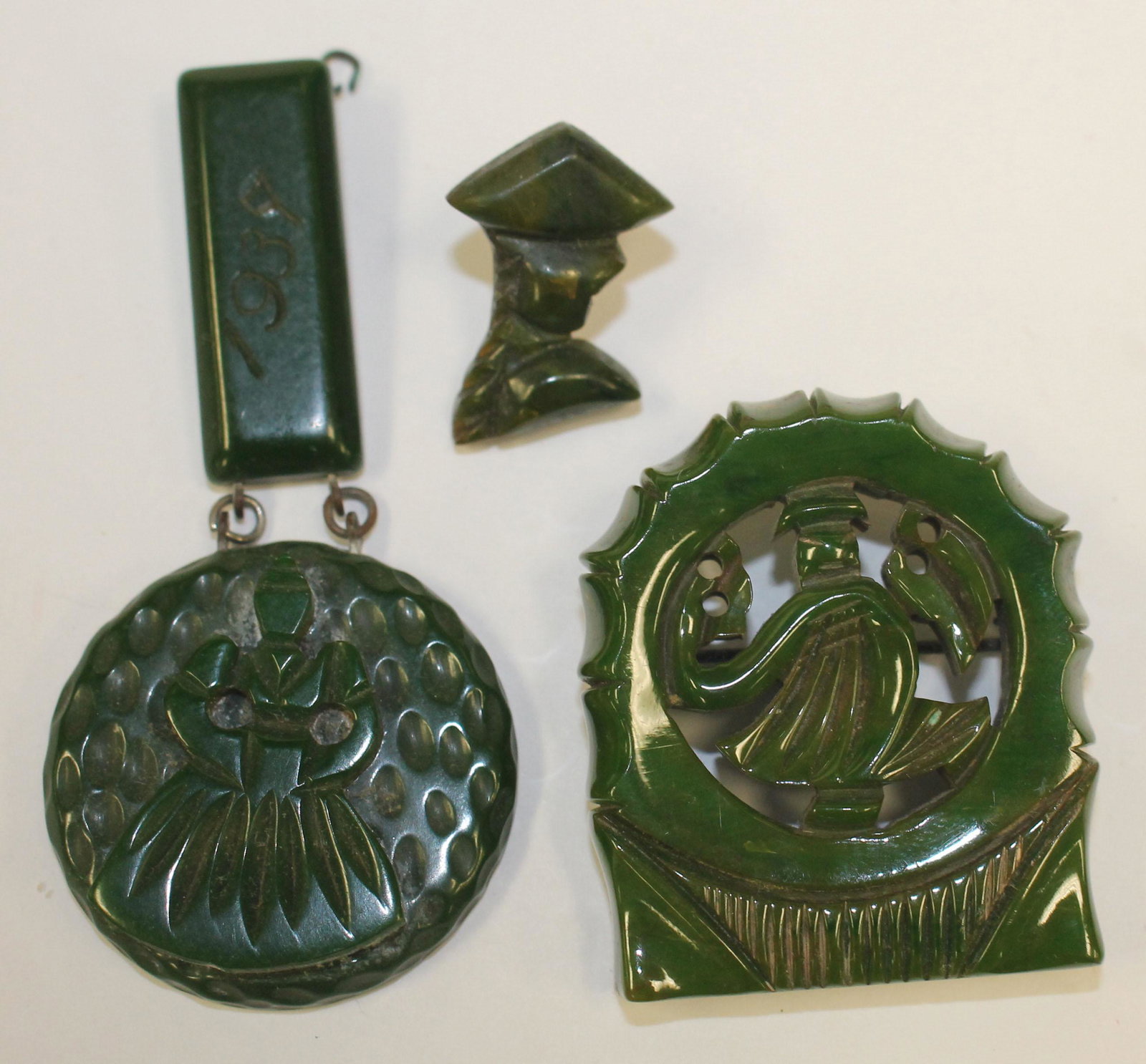 lot of 4 Vintage Bakelite green pins & pendant incl 1 w: lot of 4 Vintage Bakelite green pins & pendant incl 1 w figural pendant dated 1938