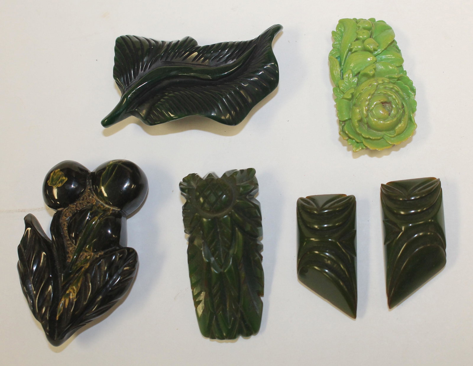 lot of 6 Vintage Bakelite carved green floral pin &: lot of 6 Vintage Bakelite carved green floral pin & clips - 1 3/4" - 2 3/4"
