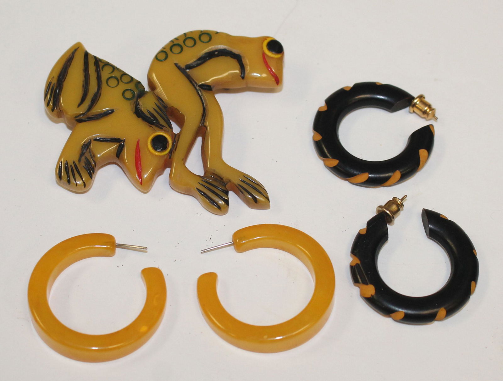 lot of Vintage Bakelite items incl 2 prs of pierced (1 of 4)