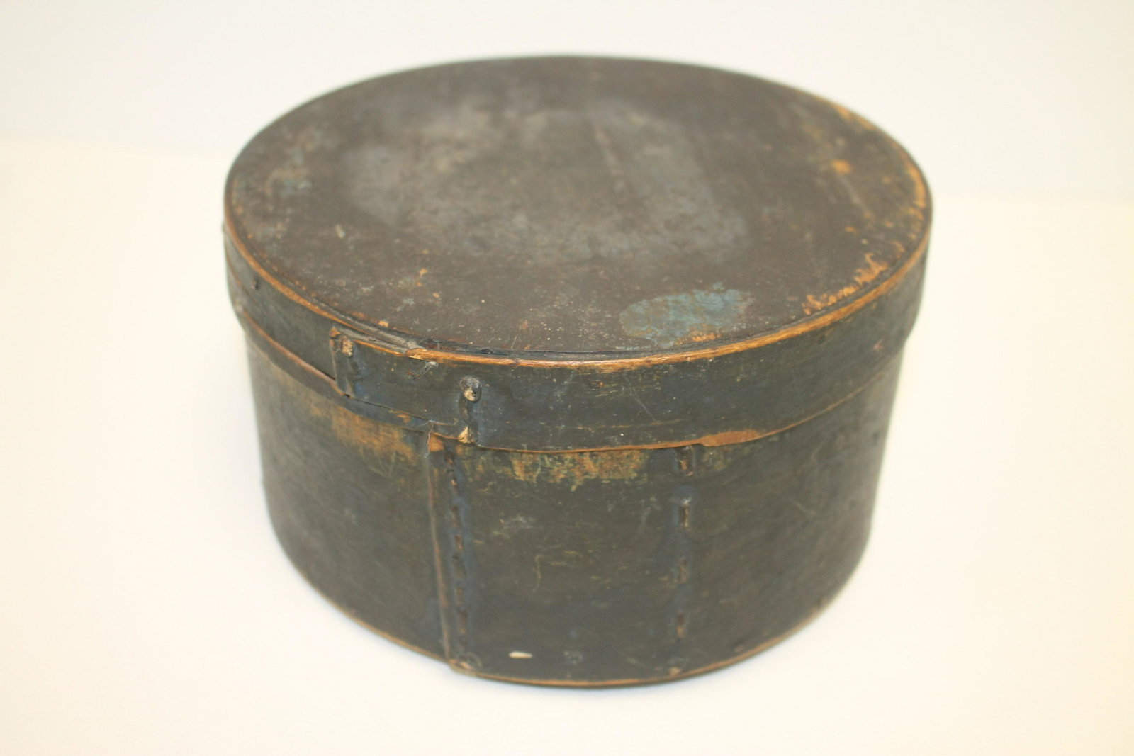 Antique pantry box in orig blue paint - 7 1/4" diam x 3: Antique pantry box in orig blue paint - 7 1/4" diam x 3 3/4" tall