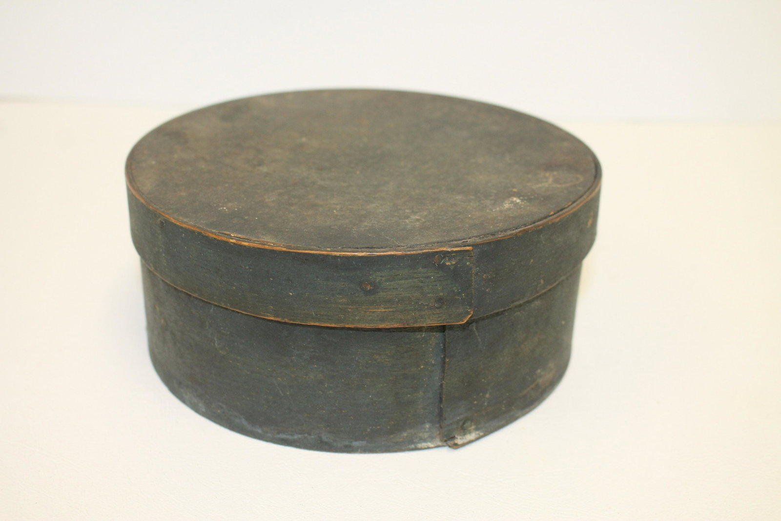 Antique pantry box in orig blue paint - 6 1/2" diam x 2: Antique pantry box in orig blue paint - 6 1/2" diam x 2 3/4" tall