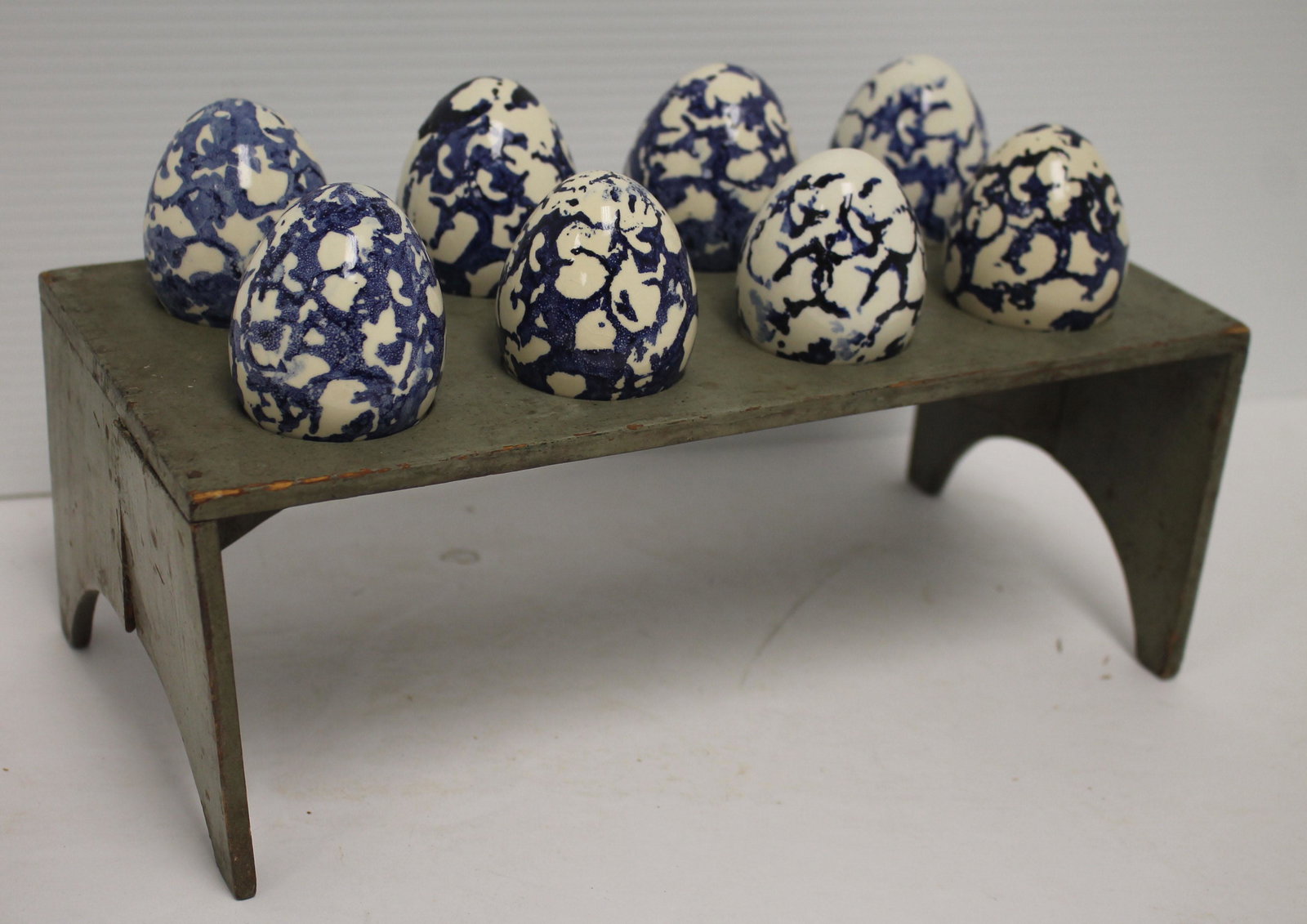 Antique country green painted egg shelf w 8 blue &: Antique country green painted egg shelf w 8 blue & white repro spongeware eggs - 4 1/4" x 11 1/4" x 5 1/4"