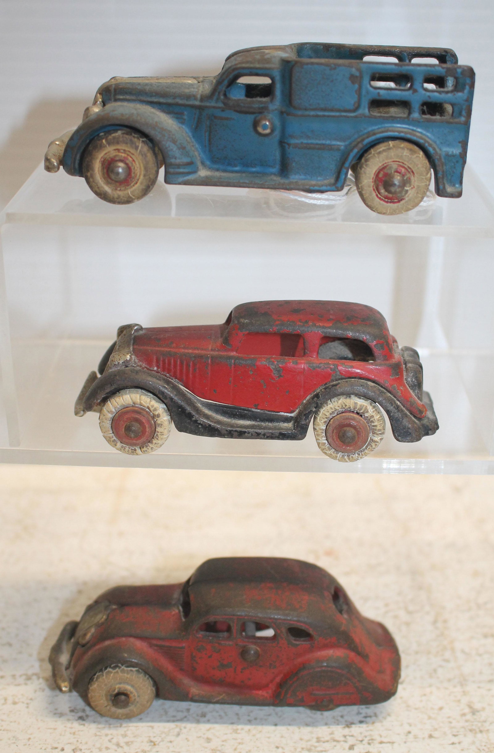 3 ca 1930's cast iron cars w rubber wheels & chrome: 3 ca 1930's cast iron cars w rubber wheels & chrome fenders - 4" in red & black, 4" in red & 4 1/4" in blue