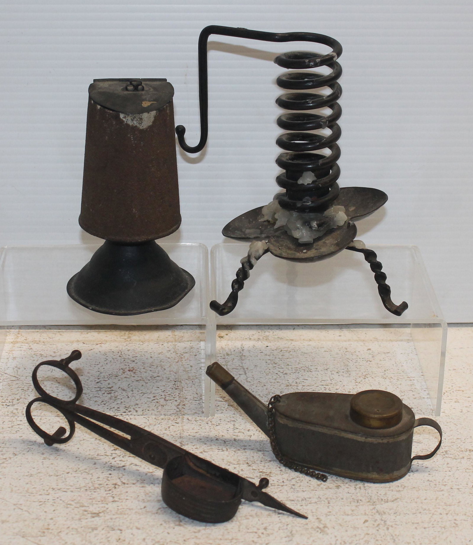 4 pieces of antique lighting in iron & tin: 4 pieces of antique lighting in iron & tin