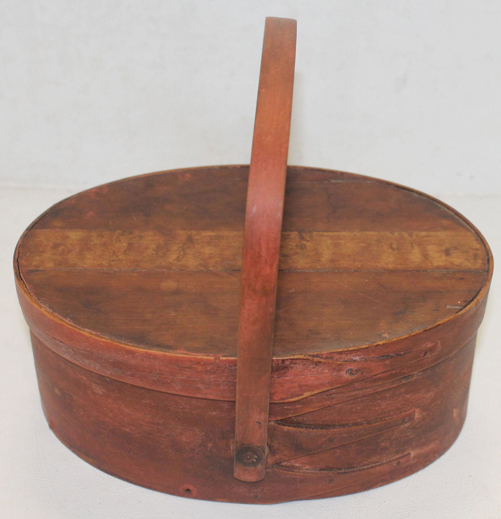 Antique Shaker oval 4 fingered pantry sewing box w bail: Antique Shaker oval 4 fingered pantry sewing box w bail handle - 7"x4 3/4"x2 3/4" tall
