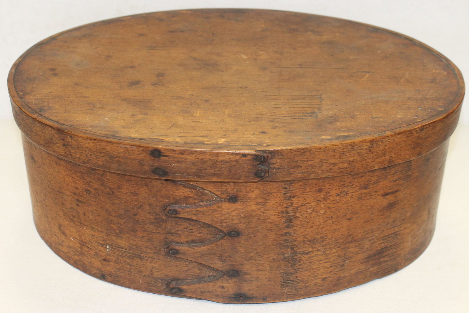 Antique Shaker oval 5 fingered pantry box in old: Antique Shaker oval 5 fingered pantry box in old surface - 13"x9"x5 1/4"