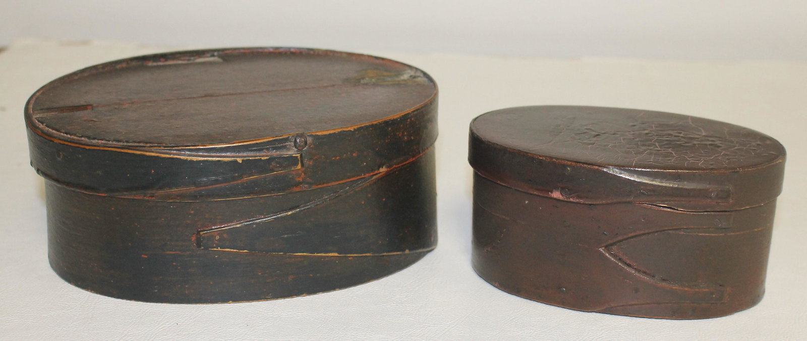 2 antique Shaker oval pantry boxes in as found cond -: 2 antique Shaker oval pantry boxes in as found cond - 6"x4 1/2"x2" & 4 1/2"x2 3/4"x2 1/8"