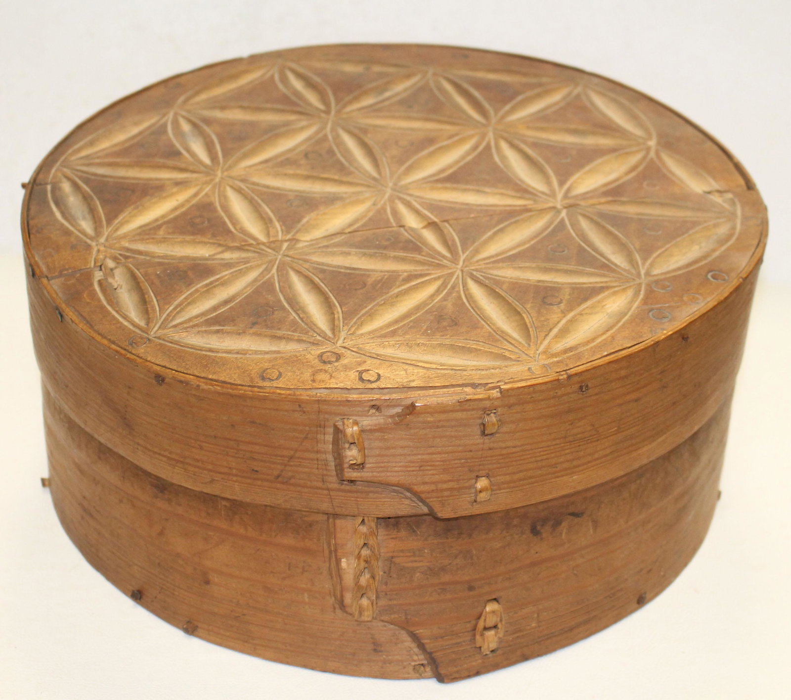 Antique round pantry box w pinwheel carved lid &: Antique round pantry box w pinwheel carved lid & threaded band construction - as found - 12 1/2" diam x 5 1/2" tall