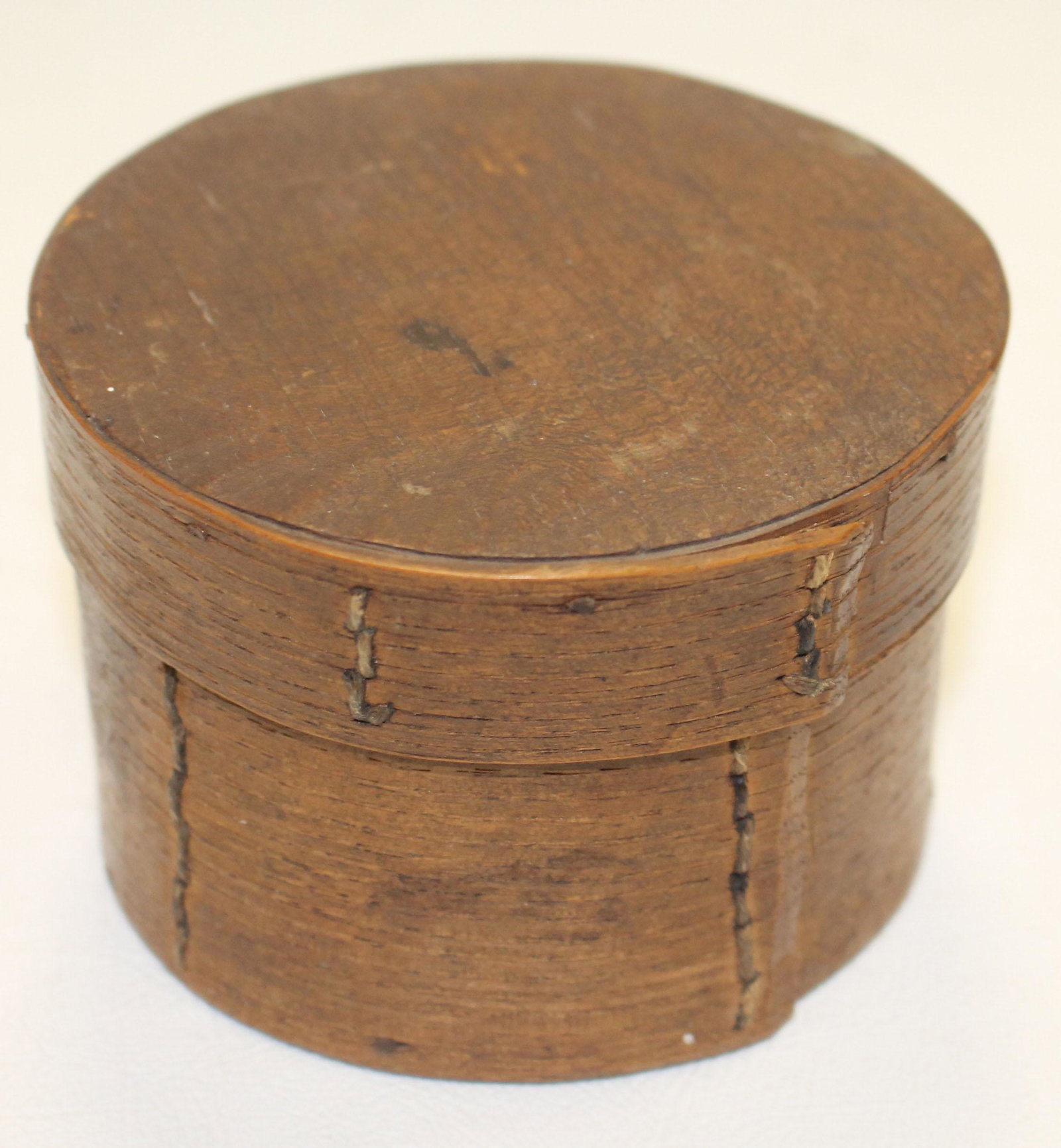 18th/early 19thC round mini pantry box w threading: 18th/early 19thC round mini pantry box w threading lapping in orig surface - 3 7/8"" diam