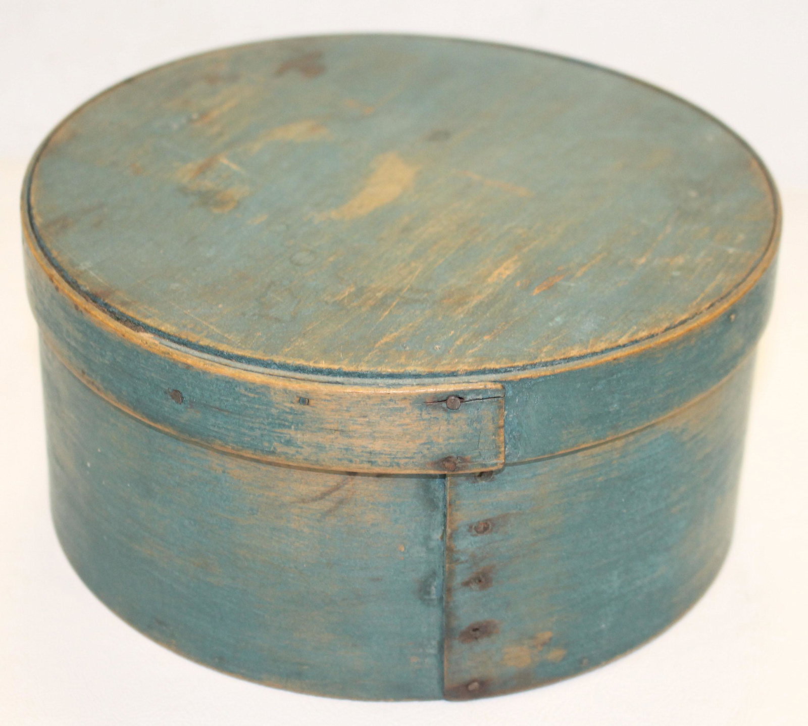 Antique round pantry box in green paint - 8" diam x 4": Antique round pantry box in green paint - 8" diam x 4" tall