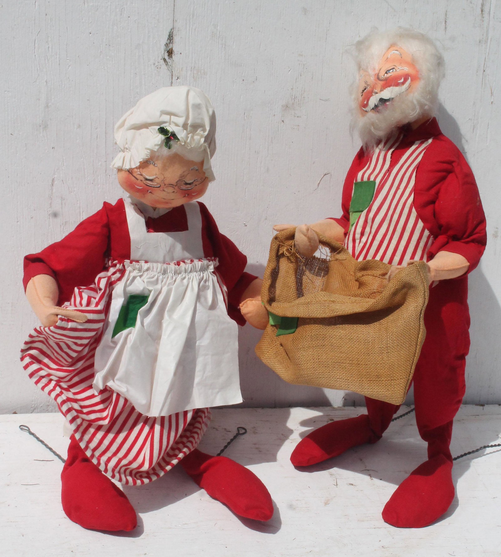 Vintage lot of Anna Lee dolls incl Santa & Mrs Claus: Vintage lot of Anna Lee dolls incl Santa & Mrs Claus plus two elves