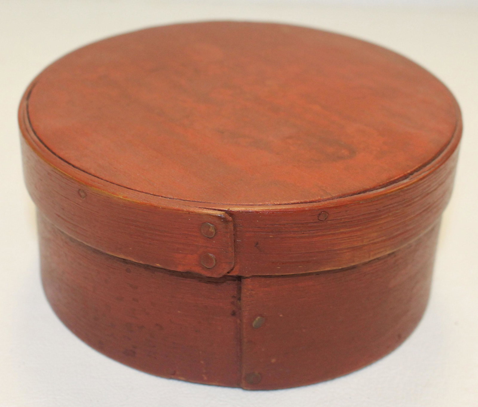 Antique round pantry box in red paint - 5" diam x 2: Antique round pantry box in red paint - 5" diam x 2 1/2" tall
