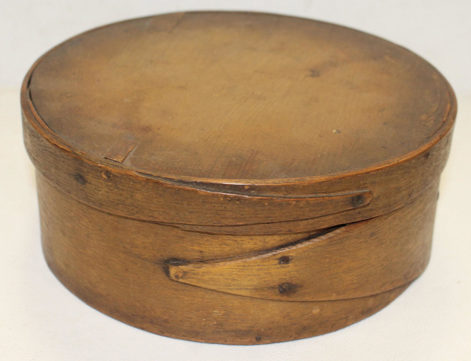 Antique round pantry box in old surface - 8" diam x 3": Antique round pantry box in old surface - 8" diam x 3" tall