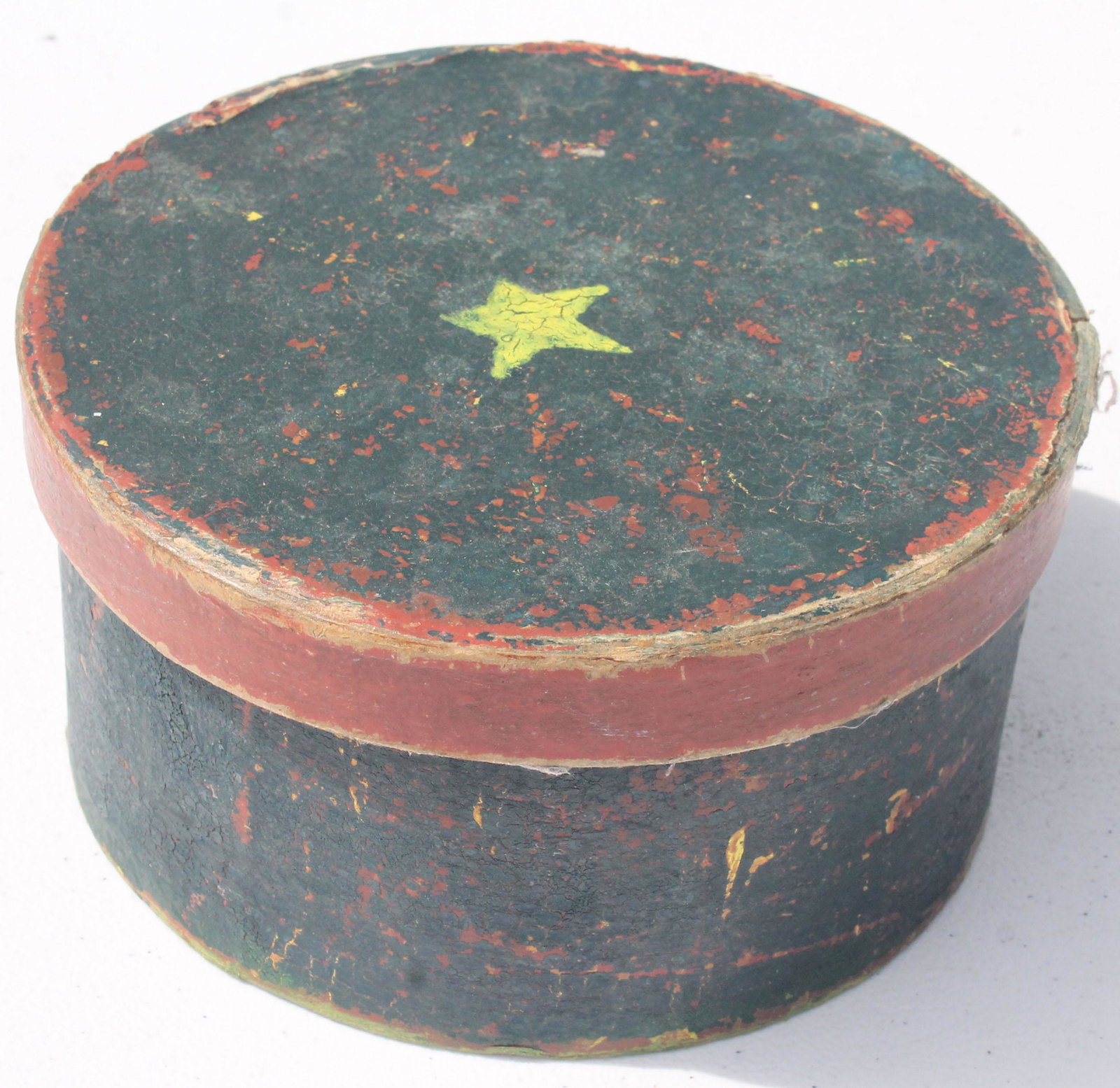 hand painted 19thC round collar box w star decoration: hand painted 19thC round collar box w star decoration on lid - 6" diam x 3" tall