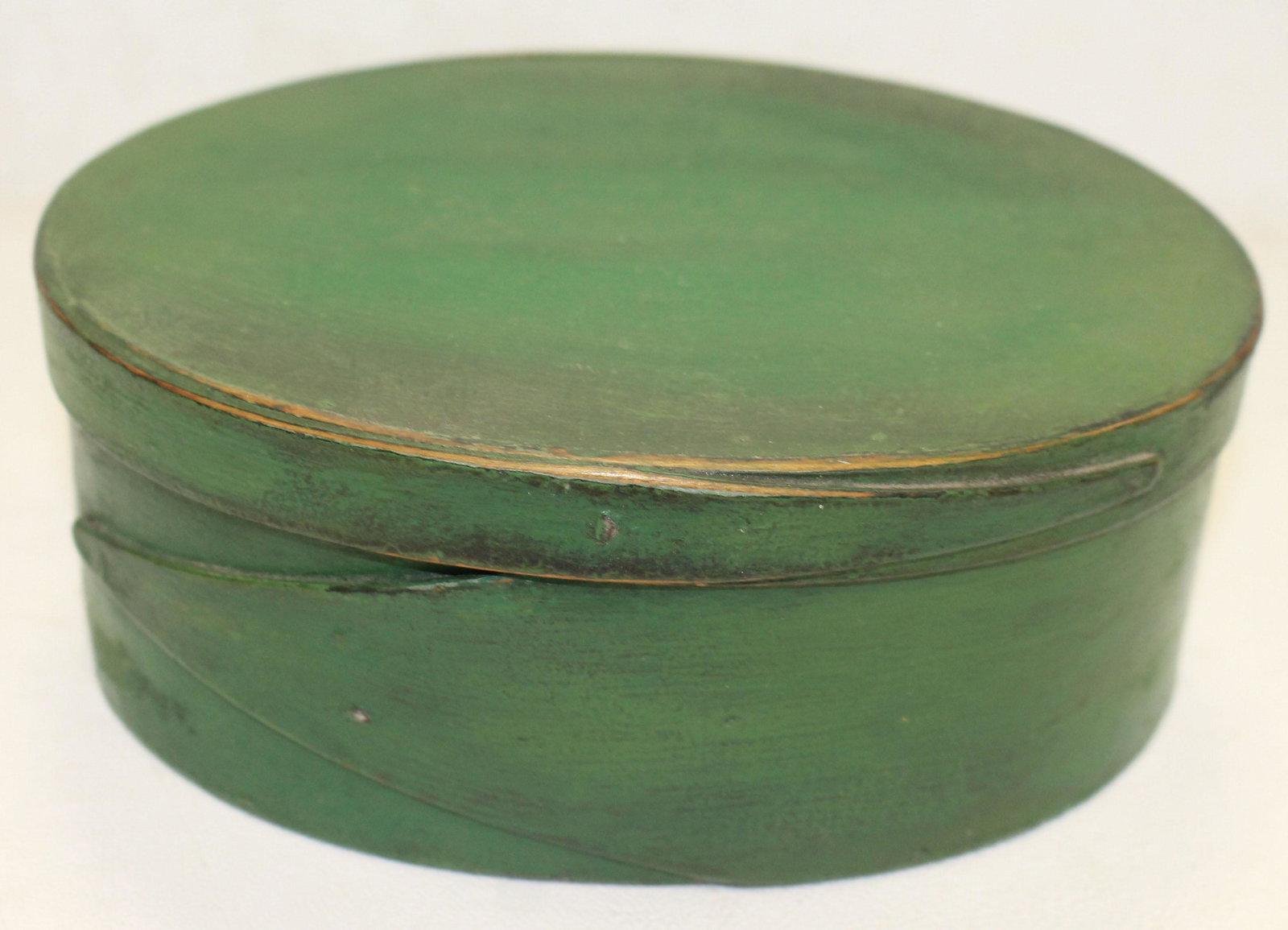 Antique oval finger lapped pantry box in green paint -: Antique oval finger lapped pantry box in green paint - 6 1/2"x5"x2 1/2" tall