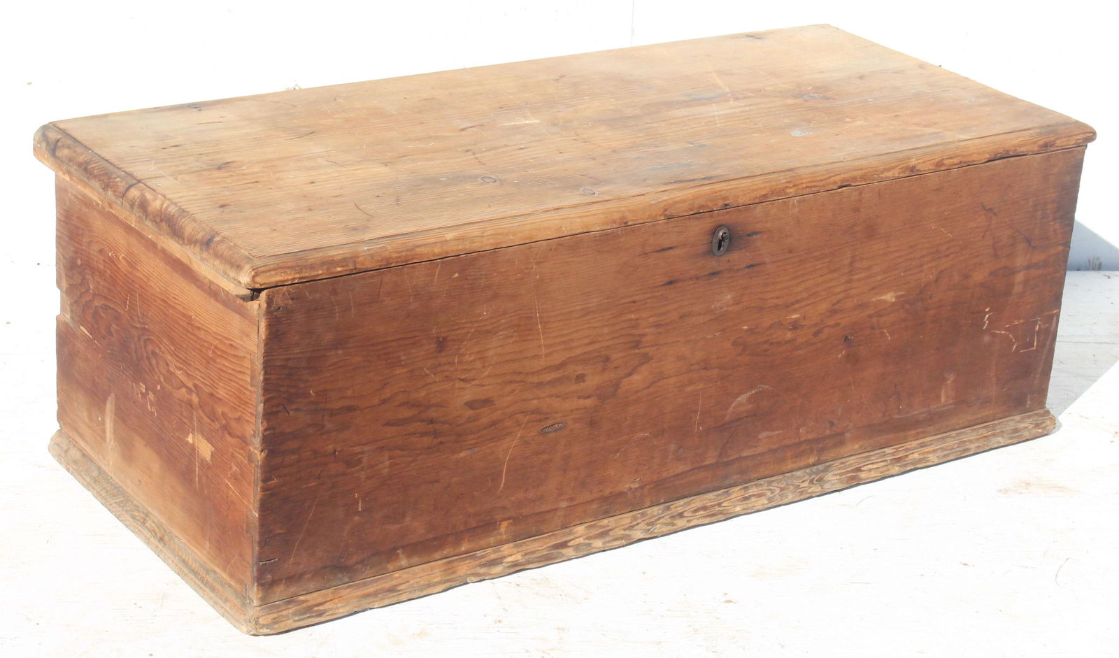 Early 18thC 6 board blanket chest in orig attic surface (1 of 11)