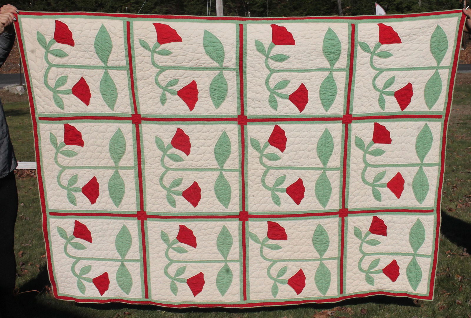 Red, green & white quilt w tulip design - 63"x84" (1 of 1)