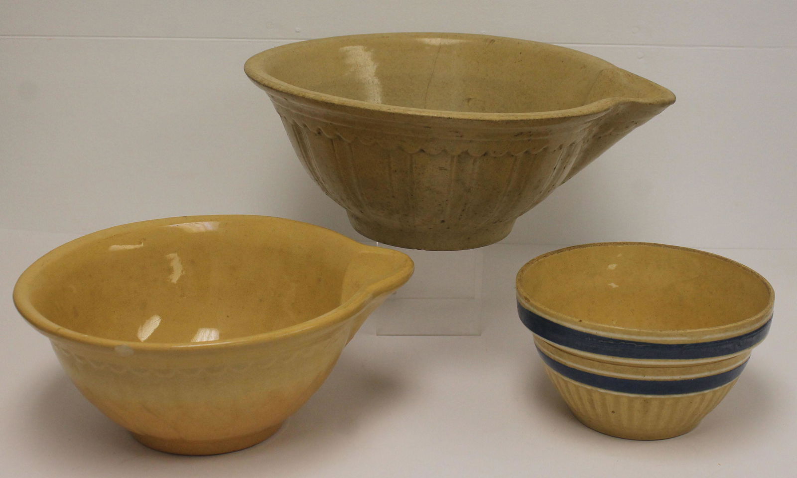 lot of 3 antique yellowware mixing bowls in graduated (1 of 9)