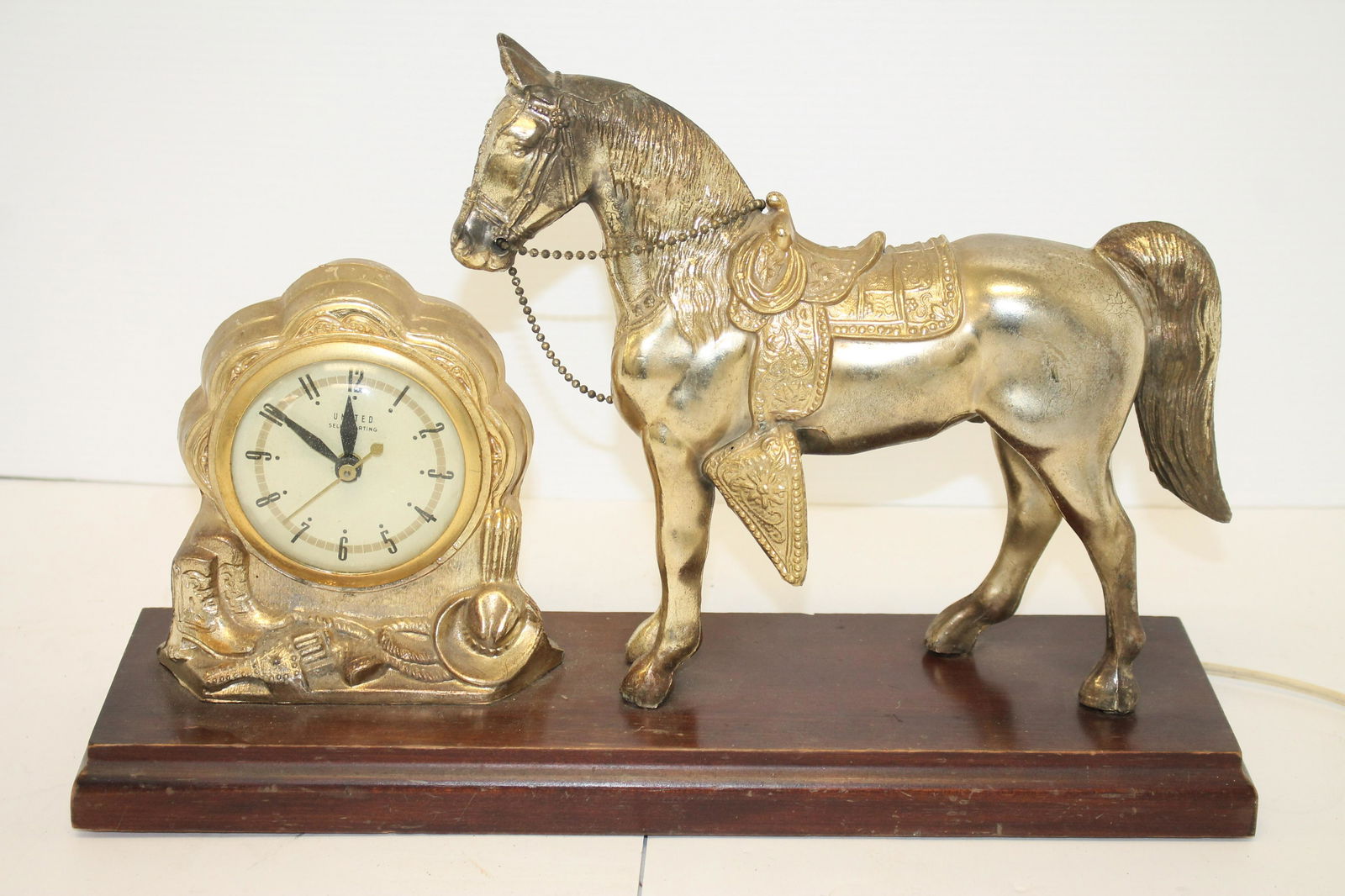 United Self Starting elctric clock w horse figural dec (1 of 3)