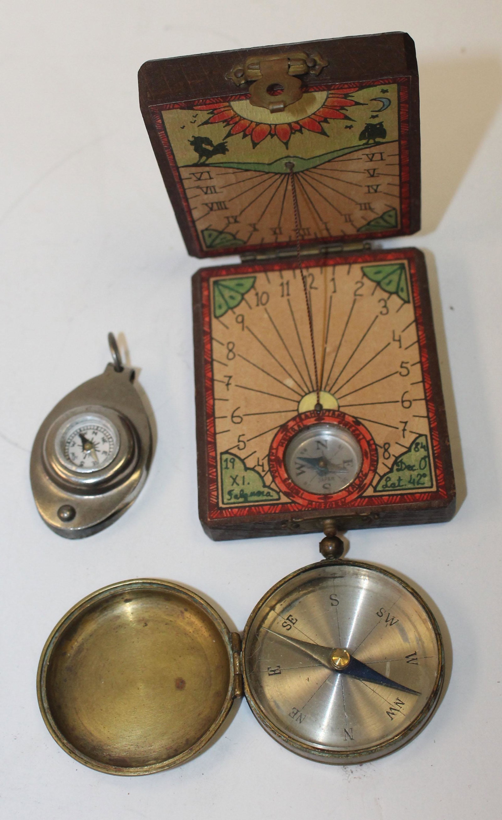 lot of 3 Small compasses: lot of 3 Small compasses