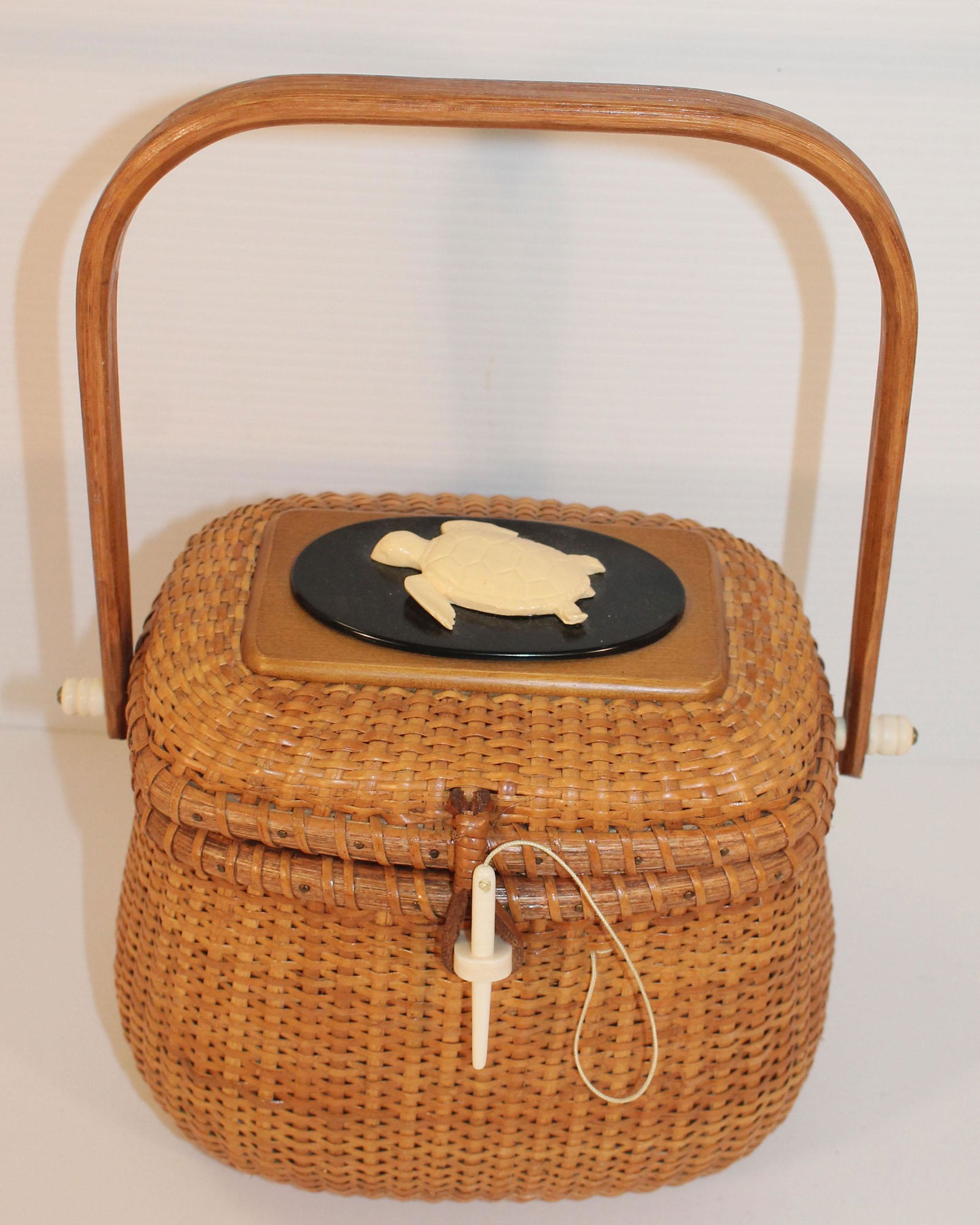 Contemporary Nantucket swing handled basket sgnd Farnum (1 of 8)
