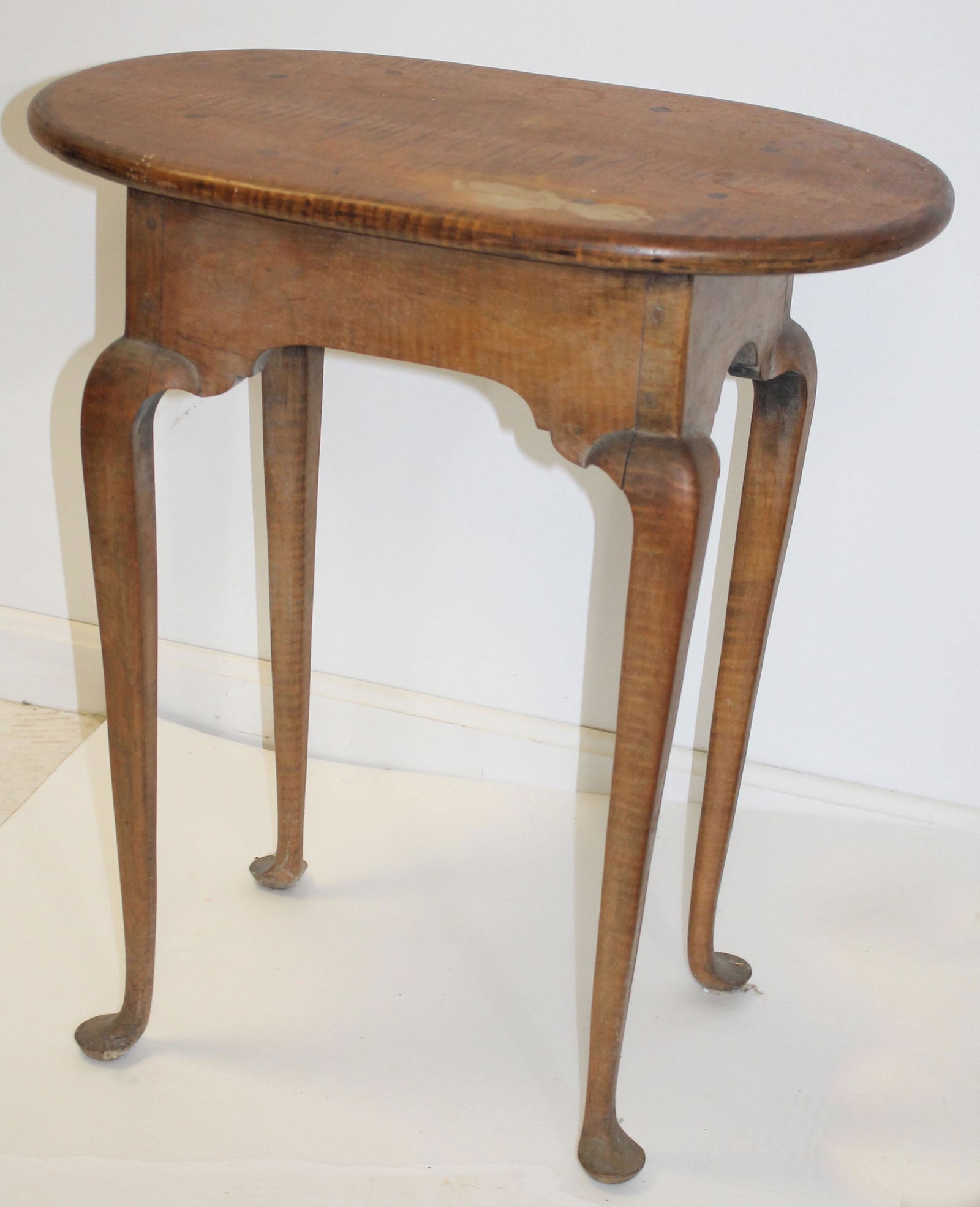 Antique style tiger maple stand w oval top - 24"x15 (1 of 6)
