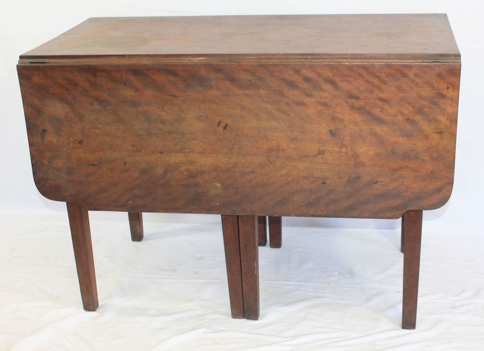 19thC dropleaf gateleg table w shaped leaves & 1 (1 of 5)