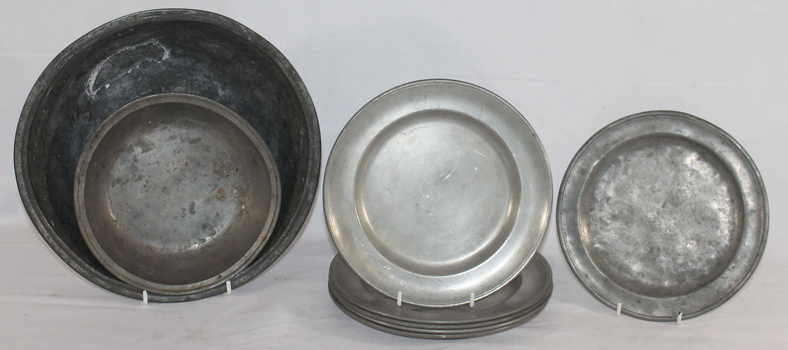 lot of 8 pcs of antique pewter incl 6 plates & 2 bowls (1 of 3)